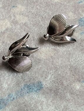VTG ALICE Silver Tone Floral Petal Clip-On Earrings- Costume Jewelry MCM Retro